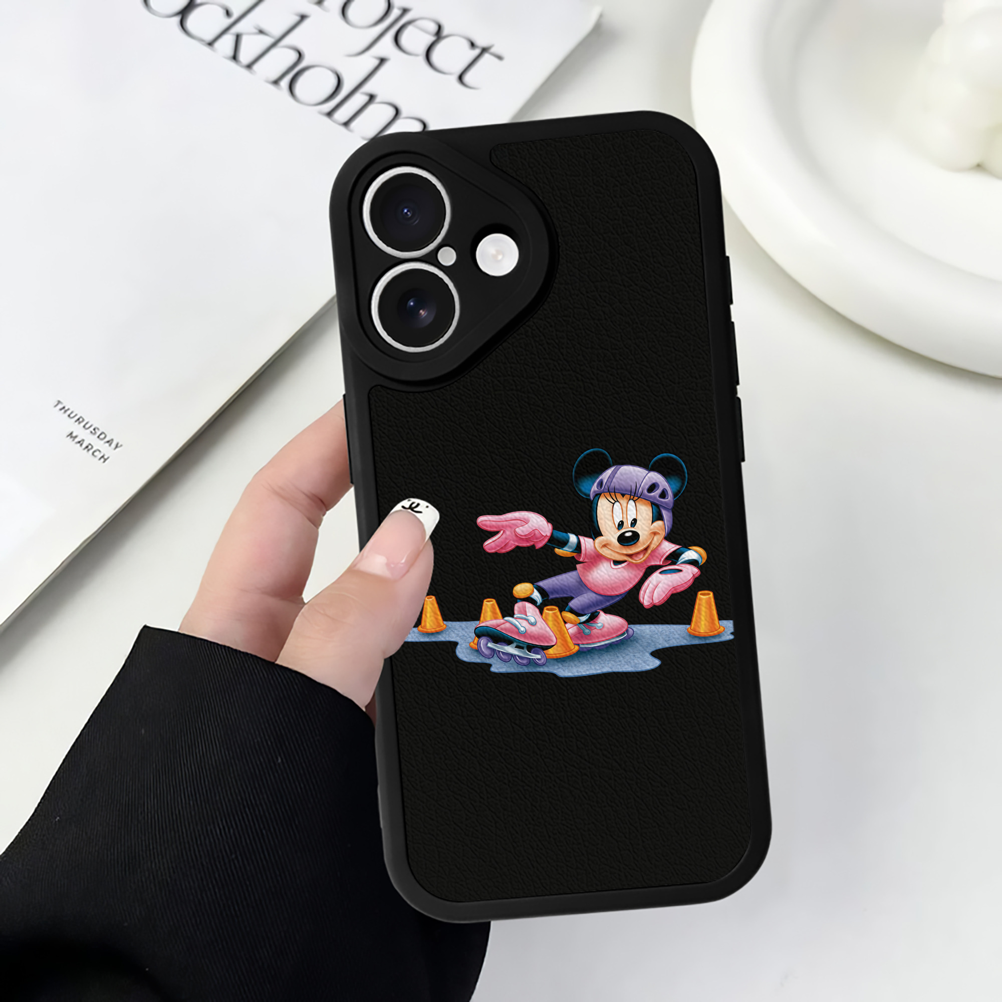 （画像用） ミッキーマウス Mickey Mouse 【iPhone 16シリーズ対応】シリコンスマホケース（レザー調） 材質：シリコン